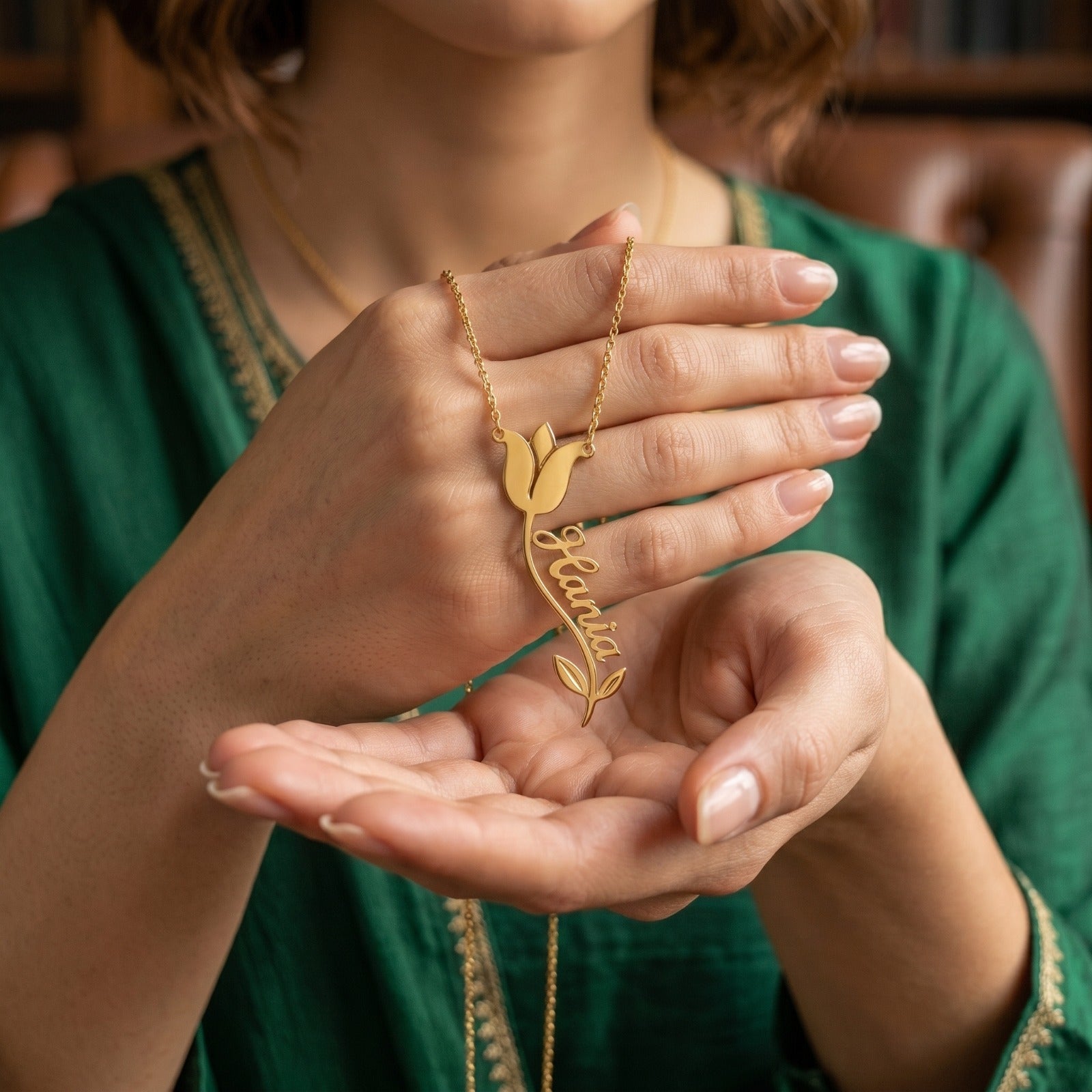 Tulip-Name-Pendant-Gold